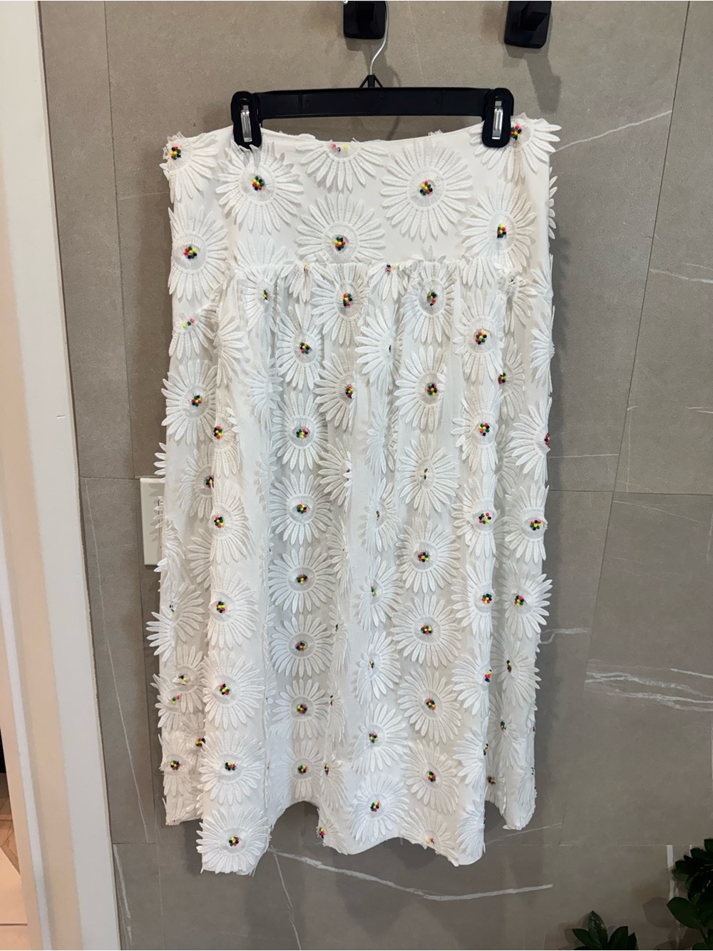 FARM Rio White Daisy Appliqué Midi Skirt - Picture 2 of 7